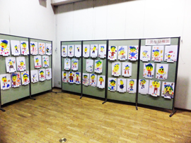 国際交流学科学生「町内幼稚園のみんなが書いた『ミックンの絵展示会』」の写真