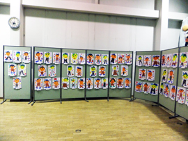 国際交流学科学生「町内幼稚園のみんなが書いた『ミックンの絵展示会』」の写真
