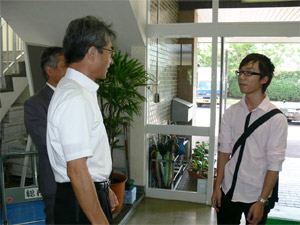 経済学部長木村教授の出迎えを受け、緊張した面持ちの黄君 の写真