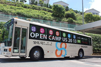 【写真】オープンキャンパスの告知を施した大型バス