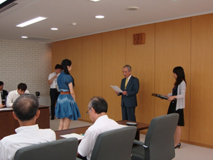 太田学長より外国人留学生へ証書の授与