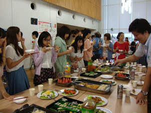 【写真】会食を楽しむ本学学生と外国人留学生
