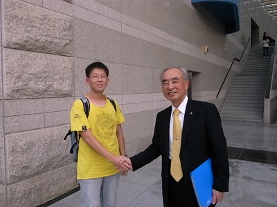 熱心な華僑大学学生と握手