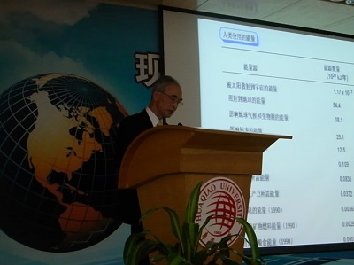 講演の様子－スライドは中国語