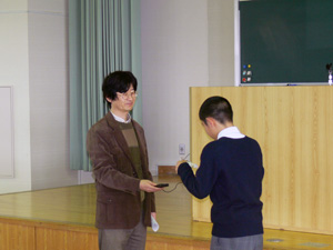 【写真】山崎先生に挨拶する中学生