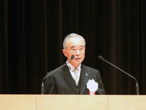 【写真】卒業生へ訓示を述べる太田学長