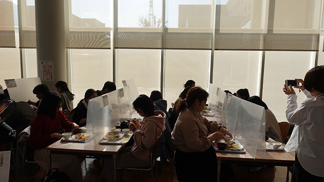 【写真】シーボルト校食堂での昼食