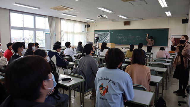 【写真】橋本教授の講義を受講する様子