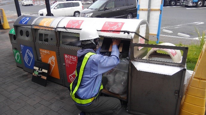 【写真】ゴミ箱への検出・送受信部の取り付け作業